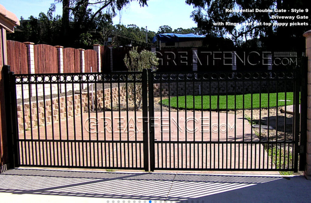 residential-driveway-gate-rings-puppy-pickets-greatfence-June-2025 residential aluminum driveway gate with puppy pickets